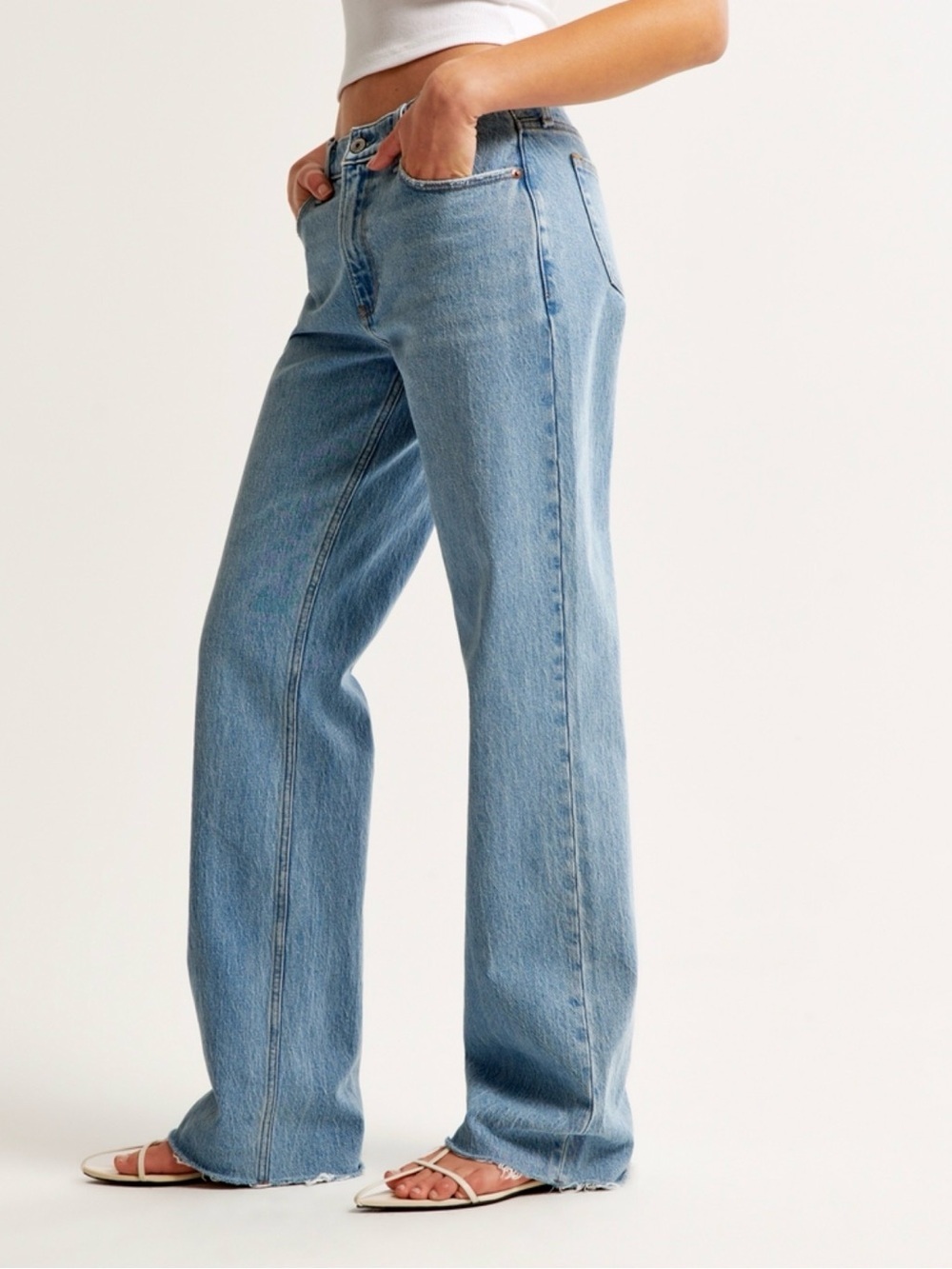 Abercrombie The Baggy Low Rise Jeans Light Wash Raw Hem Size 25 - Picture 2 of 9